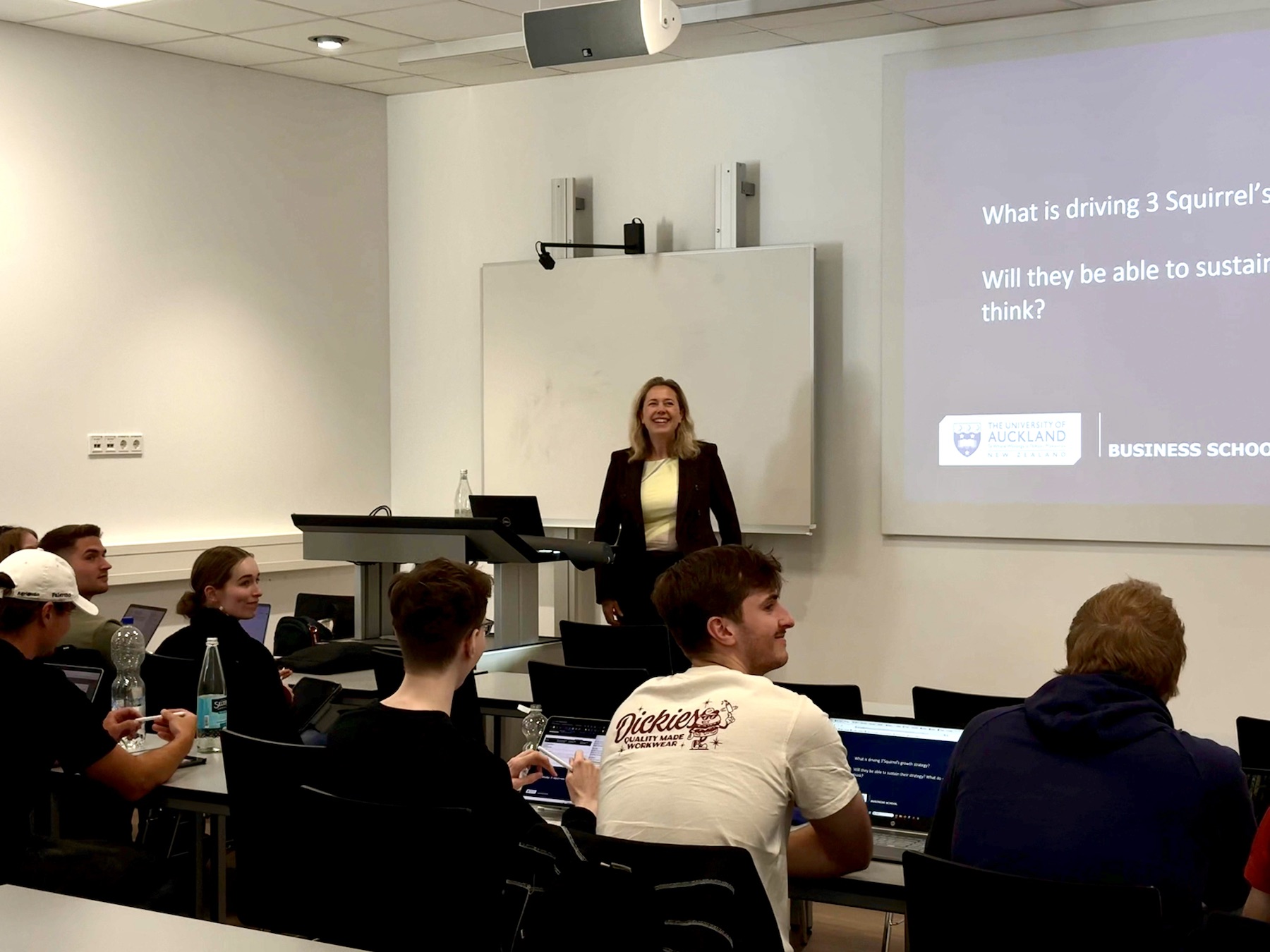 Prof. Antje Fiedler of the University of Auckland in discussion with FBEO students
