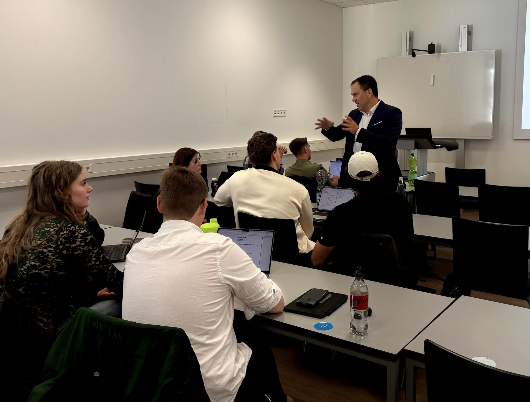 Ben Fath of the University of Auckland in discussion with FBEO students
